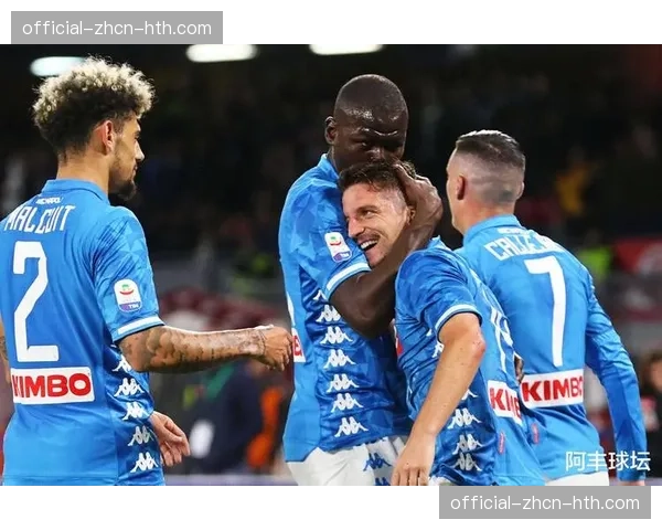 转播镜头捕捉:看台上多位意甲球探专注记录都灵队本场采用的四后卫移动轨迹